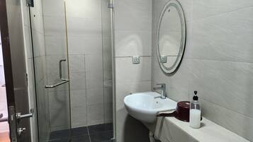 Family Apartment | Bathroom | Shower, hair dryer, towels