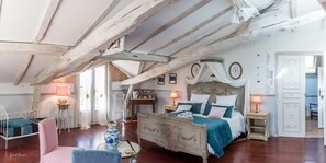 Deluxe suite | Een kluis op de kamer, individueel gedecoreerd, individueel gemeubileerd