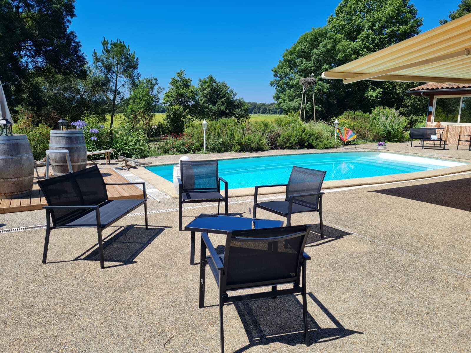 Una piscina al aire libre de temporada (de 09:00 a 19:00), sombrillas