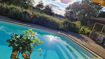 Piscina stagionale all'aperto, ombrelloni da piscina, lettini