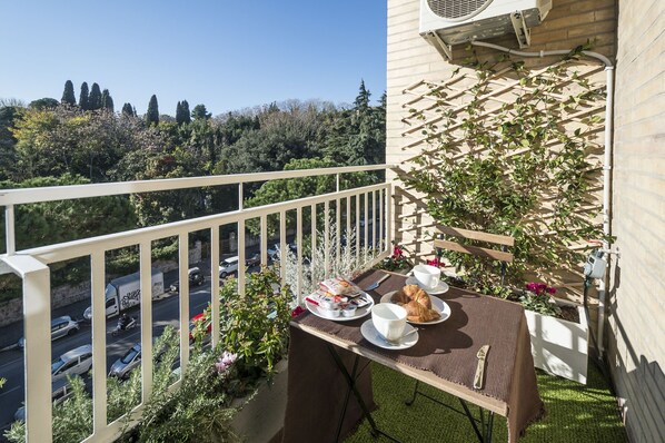 Outdoor dining - Happyholiday San Peter Luxury Suites (Rome)