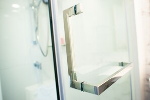 Dusche, Regendusche, Haartrockner, Bidet