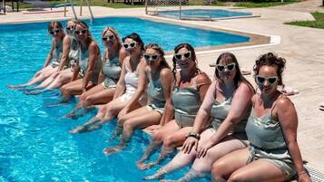 Swim-up bar