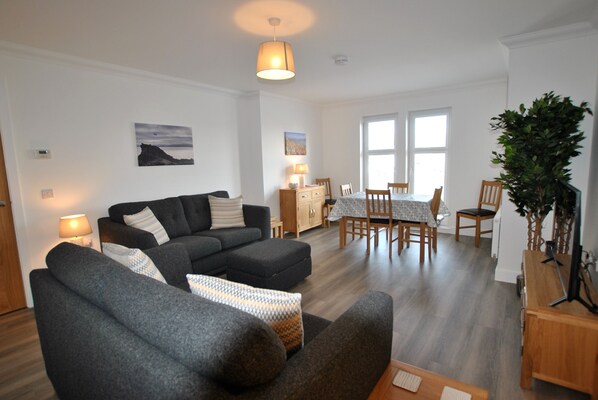 TV - Maeyar-contemporary apartment in coastal village (Anstruther)