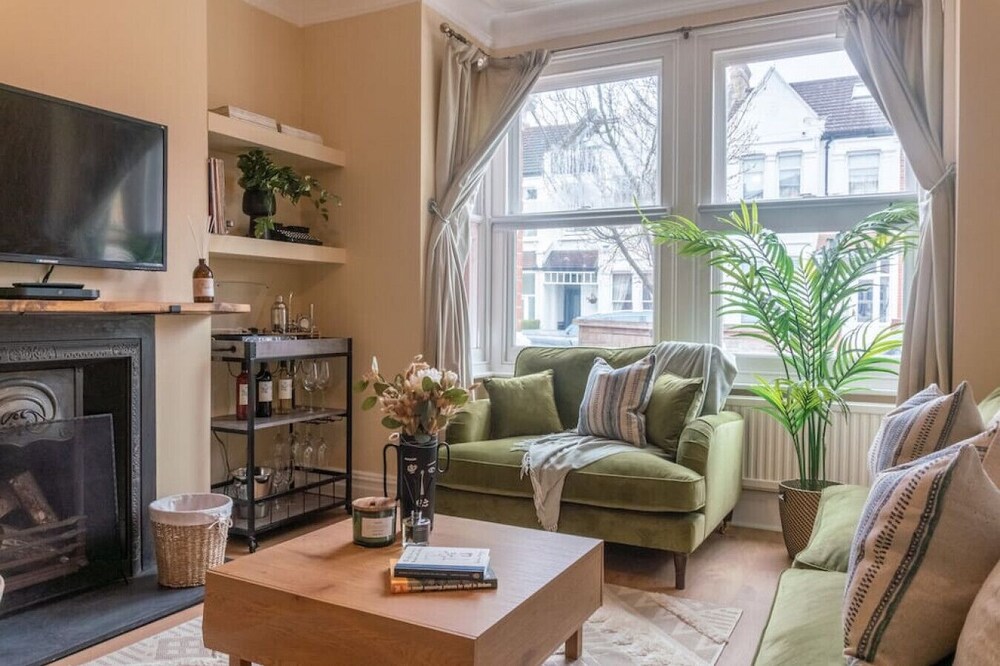 Dahomey · Beautiful 4 bed interior designed family home