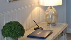 A wooden console table with a lamp, a potted plant, and a notebook. - Gyles Apartment - harbourfront studio, Pittenweem (Pittenweem)