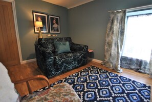 TV, fireplace - One Shoregate- cosy Crail retreat (Crail)