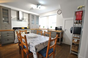 Fridge, microwave, oven, stovetop - Coast Cottage- traditional fisherman's cottage (Saint Monans)