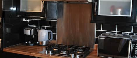 Kühlschrank, Mikrowelle, Ofen, Herdplatte