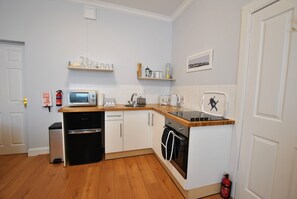 Dining tables - Market Apartment- harbourfront studio, Pittenweem (Pittenweem)