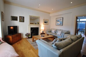 Una televisión, una chimenea