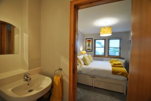 2 chambres, fer et planche à repasser, Wi-Fi, draps fournis