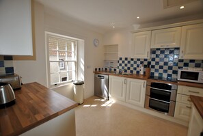 Jääkaappi, mikroaaltouuni, uuni, astianpesukone