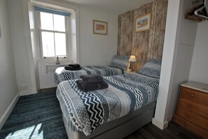 3 bedrooms, iron/ironing board, WiFi, bed sheets - Harbourside- home by the sea in coastal village (Saint Monans)