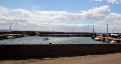 Harbourside- home by the sea in coastal village