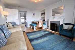 TV, fireplace, books - Harbourside- home by the sea in coastal village (Saint Monans)