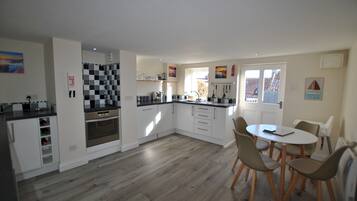 Lavavajillas y mesa de comedor