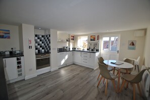 Geschirrspüler, Esstisch