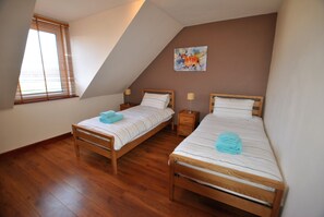 3 bedrooms, iron/ironing board, WiFi, bed sheets - The Beacon-  coastal home in St Monans (Saint Monans)