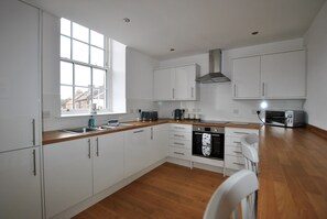 Kylskåp, mikrovågsugn, ugn och diskmaskin