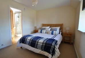 3 chambres, fer et planche à repasser, Wi-Fi, draps fournis