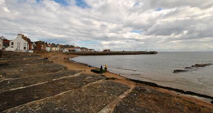 Watersedge Apartment- cosy home by the sea