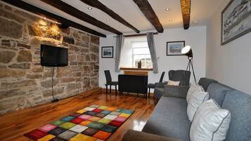 Televisión y chimenea