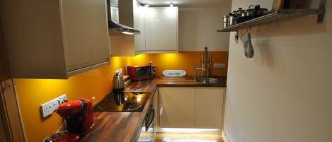 Kühlschrank, Mikrowelle, Ofen, Herdplatte