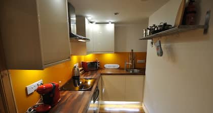 Watersedge Apartment- cosy home by the sea