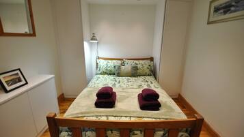 1 habitación, tabla de planchar con plancha, wifi y ropa de cama