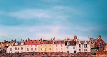 Watersedge Apartment- cosy home by the sea