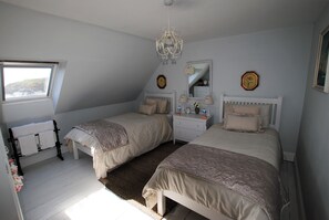 5 bedrooms, iron/ironing board, WiFi, bed sheets