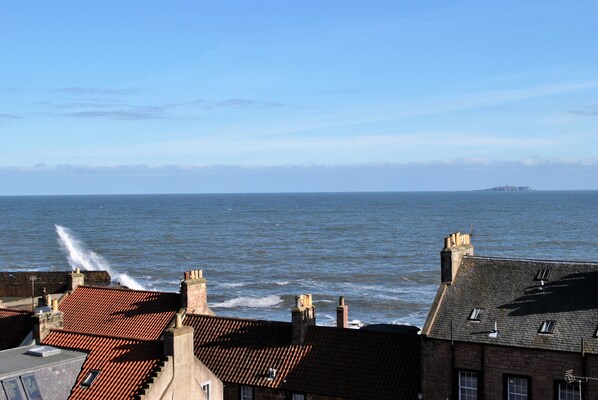 A coastal view with buildings and the sea. - The Loft- charming character cottage in East Neuk (Anstruther)