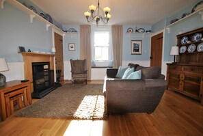 TV, fireplace - Willow Cottage- charming cottage in East Neuk (Pittenweem)