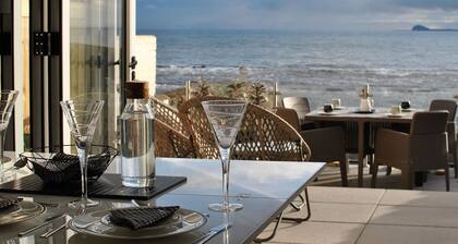 The Wendy House-seafront cottage, incredible views