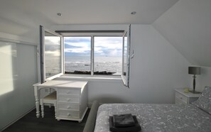 3 bedrooms, iron/ironing board, WiFi, bed sheets - The Wendy House-seafront cottage, incredible views (Anstruther)