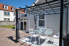 Outdoor dining - Shore Cottage, Anstruther- stylish home by the sea (Anstruther)
