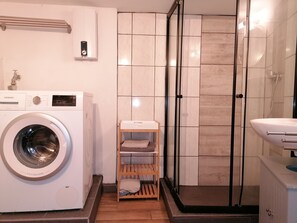Shower, towels, soap, toilet paper - Accommodation for craftsmen, fitters & assembly teams in the South Eifel region (Neuerburg)