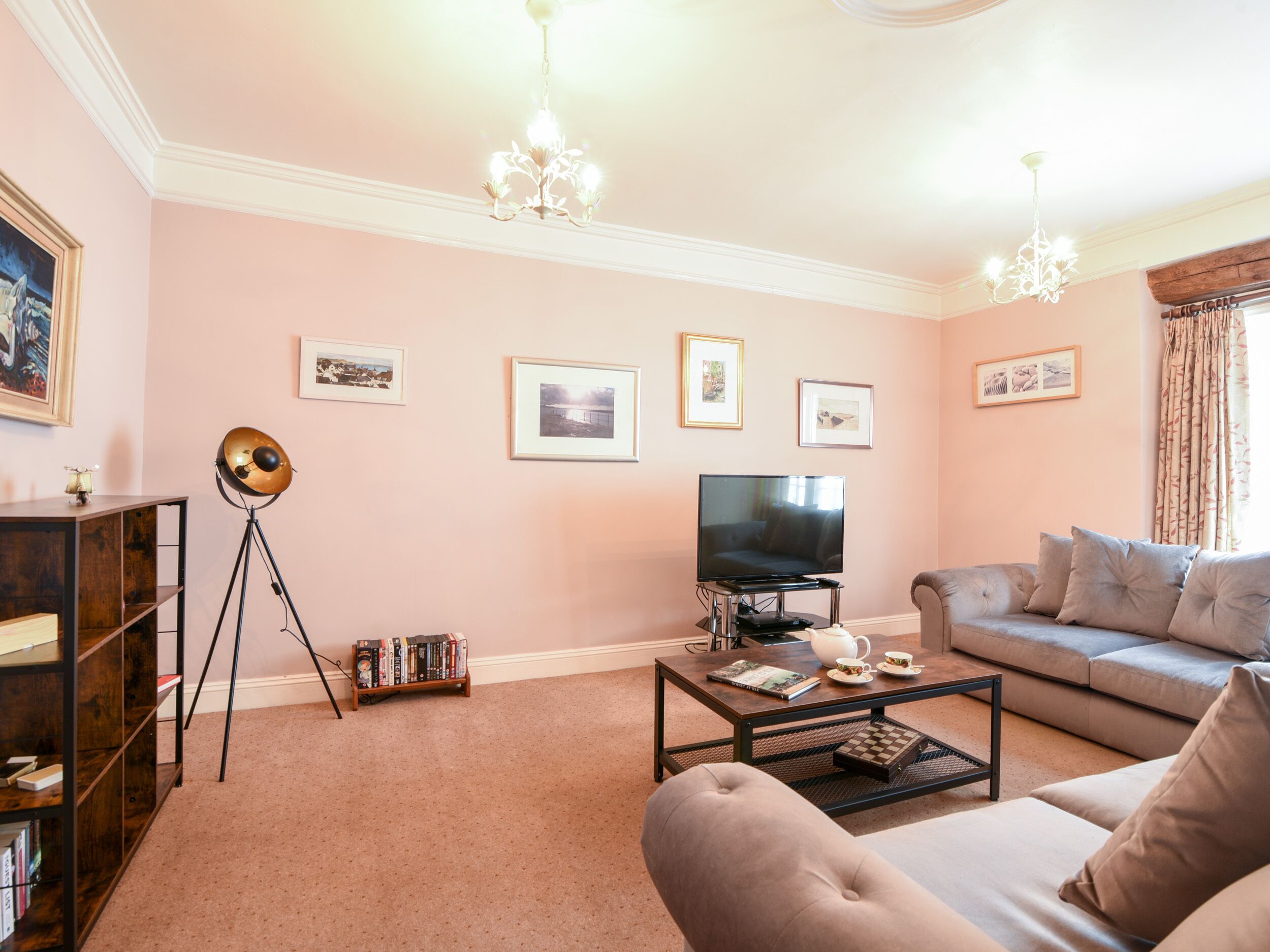 THE LYMINGS, pet friendly, character holiday cottage in Lyme Regis