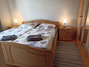 5 habitaciones, tabla de planchar con plancha y cuna de viaje 