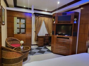 32-inch LED TV with digital channels, Netflix, streaming services - Fields Palace Hotel (Angeles City)