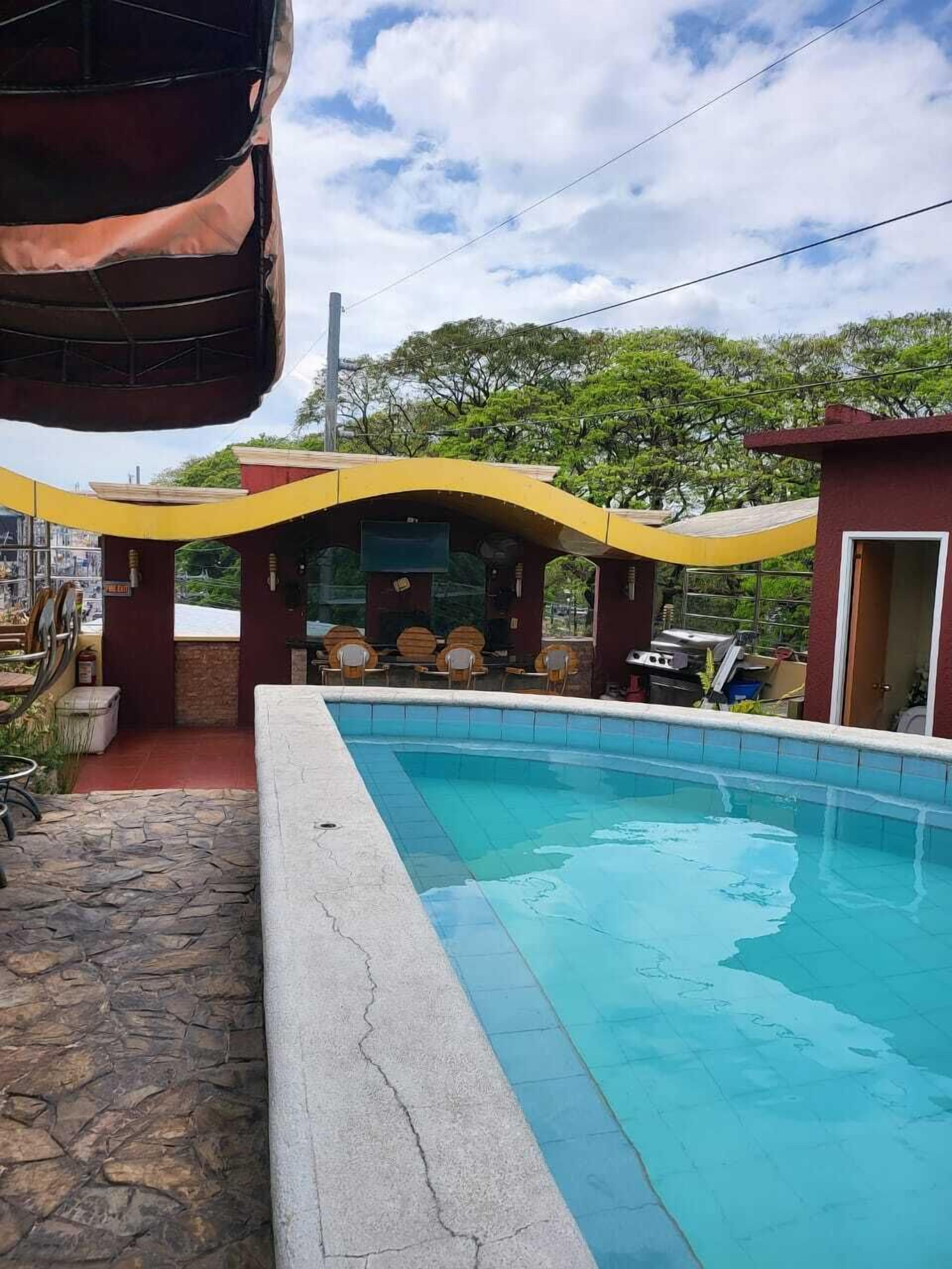 Utendørsbasseng og solsenger