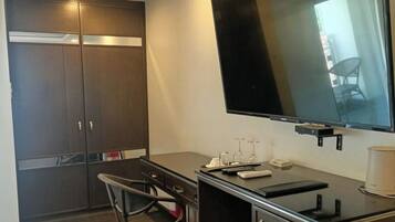 Junior suite, 1 kingsize bed, balkon, bijgebouw | Luxe beddengoed, donzen dekbedden, een minibar, een kluis op de kamer