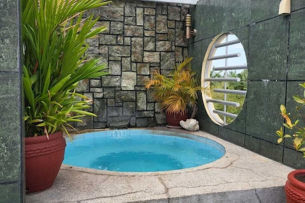 Kolam renang outdoor, dengan kursi berjemur