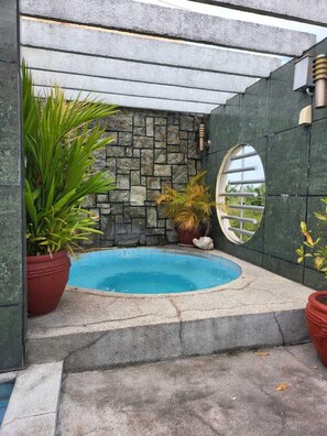 Piscine extérieure, chaises longues