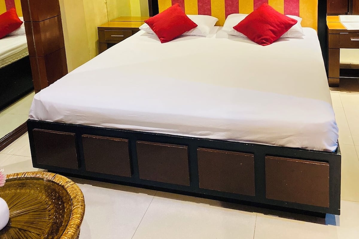 豪華雙人房, 1 張特大雙人床, 非吸煙房, 私人浴室 | 高級寢具、羽絨被、Select Comfort 床墊、迷你吧