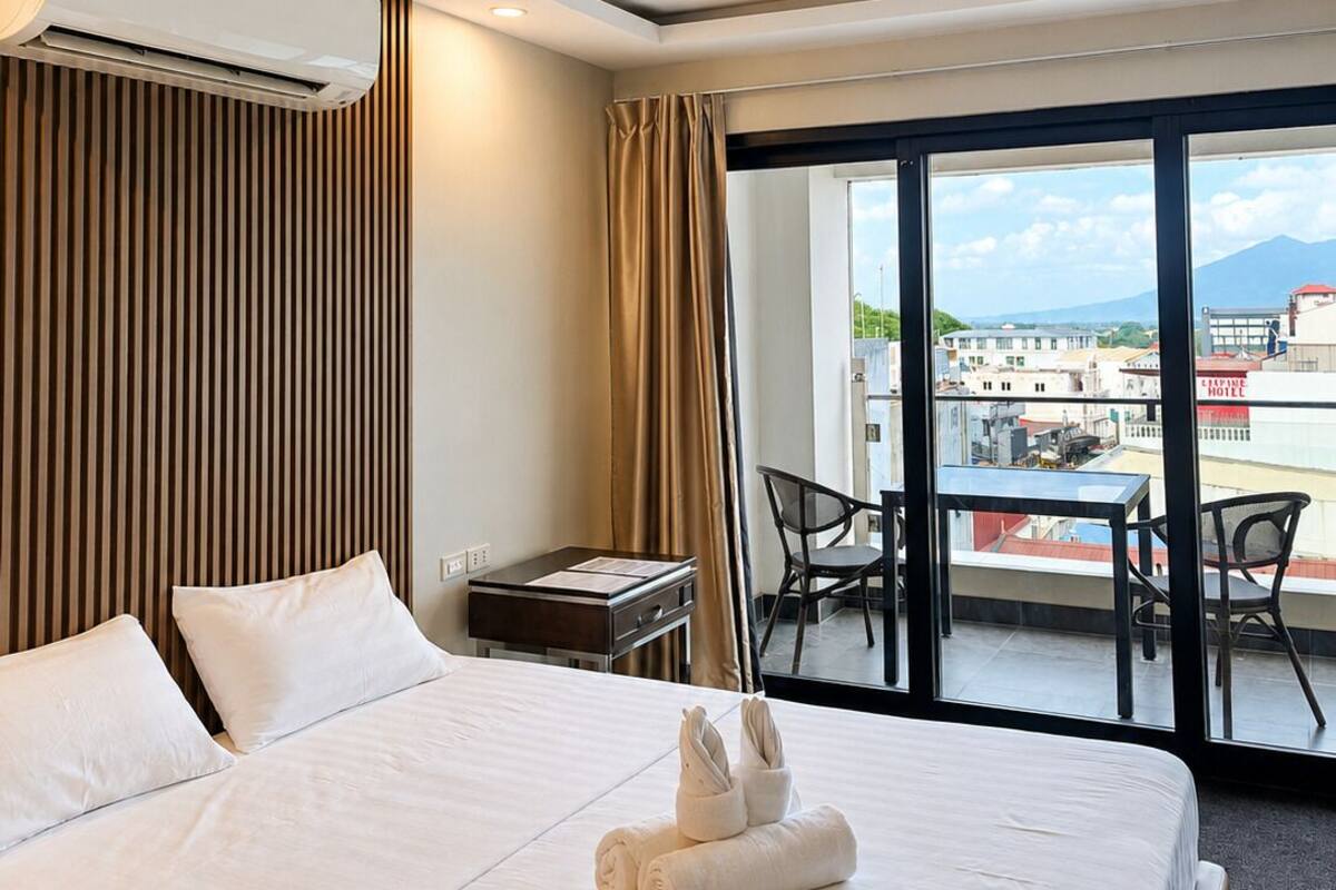 Suíte premier, 1 cama King, sacada, em edifício anexo | Roupas de cama premium, edredons de pluma, frigobar, cofres nos quartos