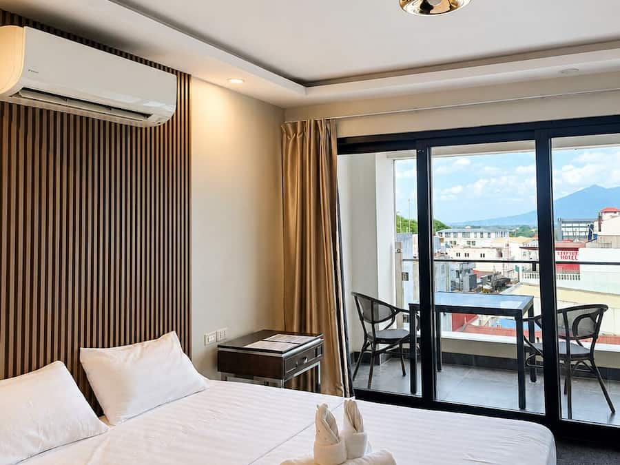 Suíte premier, 1 cama King, sacada, em edifício anexo | Roupas de cama premium, edredons de pluma, frigobar, cofres nos quartos