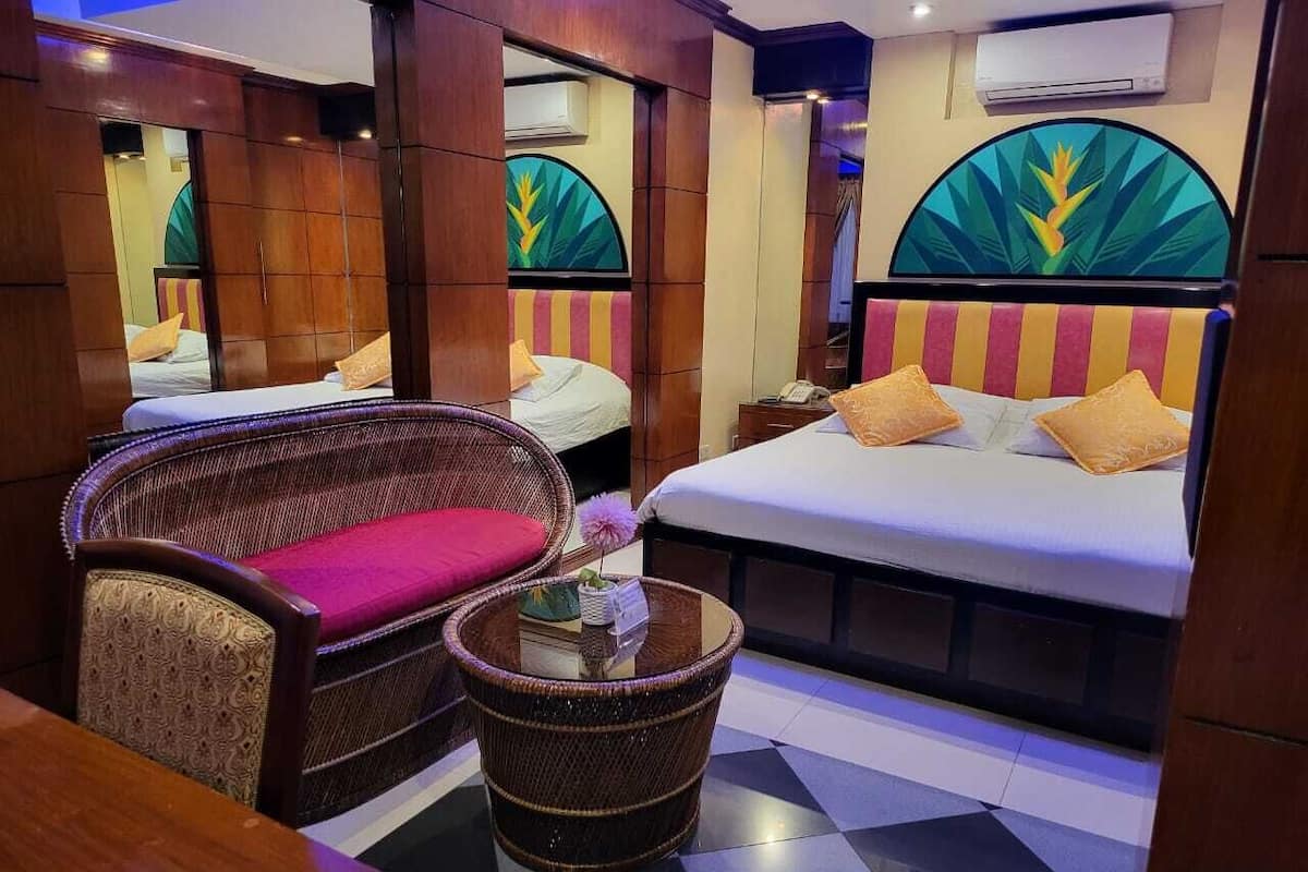 Deluxe Double Room, 1 Katil Raja (King), Non Smoking, Private Bathroom | 1 bilik tidur, peralatan tempat tidur premium, gebar bulu kapas
