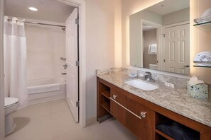 Duschwanne, Haartrockner, Handtücher